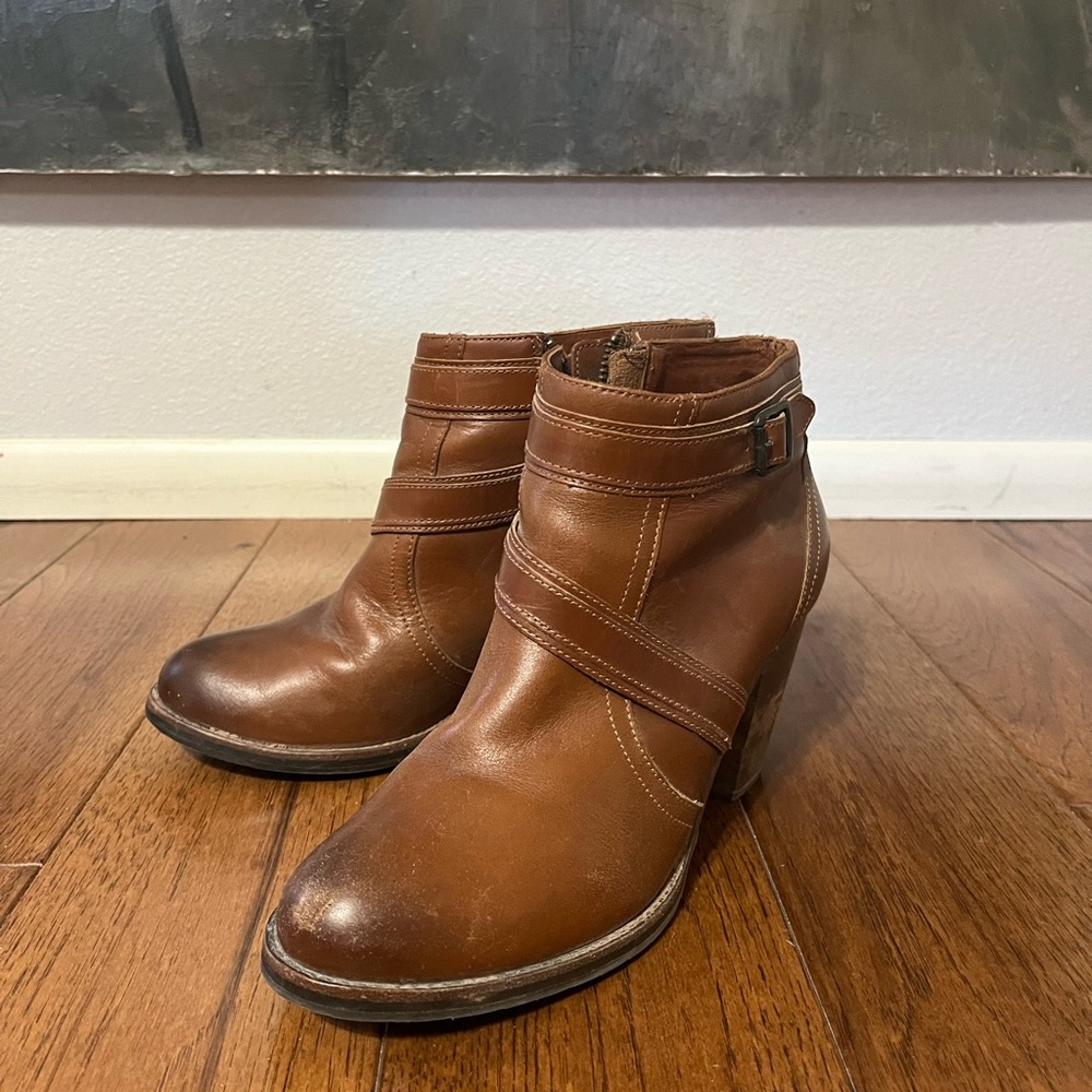 Ariat booties super cute and good condition !